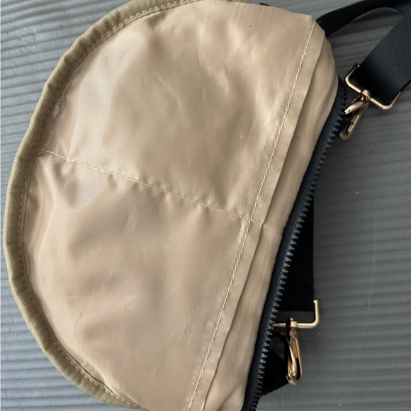 Aria black crescent bag with an outside pocket! - Picture 6 of 8